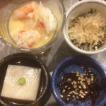 Karakasa Tei - カニほぐし身入り茶碗蒸し、水菜おひたし、シジミと生姜の佃煮、胡麻豆腐
