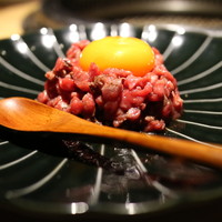和牛焼肉じろうや 介 wagyu&sake 名古屋駅前本店 - 神戸牛の炙りユッケ