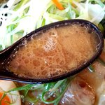 馬力屋 - 醤油豚骨スープに鶏油の風味をプラス