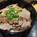 和牛炙り焼割烹せんりや - ご飯の上に薄切り肉が8枚