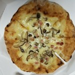 ピザ アリコット - キノコとベーコンのクリーム。