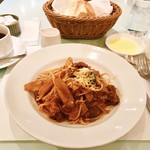 アン カフェ - 牛すじとゴボウのトマトラグーナソースパスタ