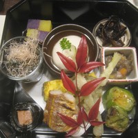沖縄懐石 赤坂潭亭 - 前菜 （タンカンと紅芋の市松寄せ・チラガースモーク、ハンダマ（水前寺菜）のお浸し・地豆（ジーマミ）豆腐・どぅるわかしー、まぐろ昆布巻き・アーサー出汁巻き玉子・イジュキンのヒハツ焼き・島野菜の天ぷら（ゴーヤー、島らっきょう・ナーベラとフーチバ麩の田楽）
