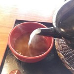 猪之鼻庭 - 蕎麦湯を注ぎます