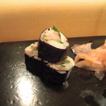 さかえ寿司 - 小鰭とガリの海苔巻。