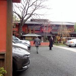 とうふ屋うかい - 駐車場を経て入り口に