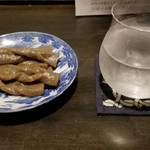 Shirakame - 蕎麦焼酎　蕎麦和尚のロック680円+こんにゃく指輪(ピリ辛)　450円。