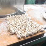 方記水餃 - 目の前で次々手作りされる水餃子たち