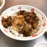 鴨肉珍 - ②肉燥飯(小)25元(≒約90円)