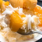 高雄婆婆冰 - ①芒果牛妃冰100元(≒約359円)