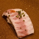 寿司つばさ - タチウオ。皮目を軽く炙って。薬味は一味と塩と芽ネギ、仕上げに橙の絞り汁