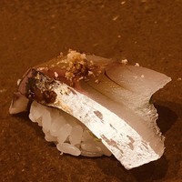 寿司つばさ - 地物の鯵。すりゴマの香りが絶妙