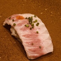 寿司つばさ - タチウオ。皮目を軽く炙って。薬味は一味と塩と芽ネギ、仕上げに橙の絞り汁