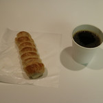 六花亭 帯広本店 - サクサクパイ(180円)と無料コーヒー