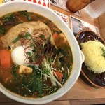 スープカレー トムトムキキル - ニラ・キーマ・豆腐プラスチキンレッグ（1,000円+税）