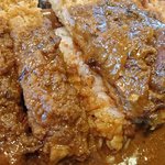 かつのアップ。厚みはほどほどですがスプーンで切れる柔らかさ。