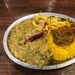 ゴカルナ - 英勲の酒粕キーマカレー1050円＋ドライキーマ200円＋アチャール100円