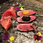 神楽坂 鉄板焼 中むら - 川岸牧場産　神戸牛の生ハム　紅マドンナと共に　岐阜県産真鴨のロースト　蜜柑のチャツネ　キャビア