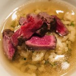 神楽坂 鉄板焼 中むら - 牛フィレ肉を乗せたガーリックライスの出汁茶漬け