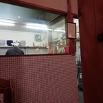 はまんど - 厨房の方をチラリ