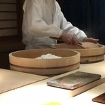 菊鮨 - シャリは赤酢、米酢2種類用意されます。