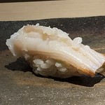 菊鮨 - 本ミル貝（宇部）・・立派な大きさでした。丁寧に隠し庖丁を入れられているので食べやすい。噛むと独特の旨みを感じる品。