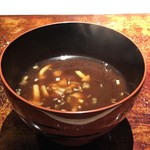 菊鮨 - 赤だし・・なめこ入り。