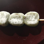 なかや売店 - 中には こしあんが入っていて  甘さも充分な感じ♪ 古来より 漢方に飲用されている 熊笹を 団子とミックスしたそうで、熊笹パウダー入り、との事ですが  ちょっと 草餅に似たような味ですね(^_^*)