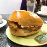 Cafe Kam Ma Lon - これもいつもの猪扒包。ここのパンはコッペパンとBrötchenの中間くらいで旨し。