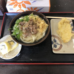 うどん屋 まつはま - 肉うどん小・鰈の天ぷら・サラダ巻き