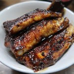 田代 - 鰻丼上のご飯少な目。
      上はボリューム凄いね(*´艸`*)