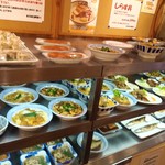 錦町食堂 - 並べられたお惣菜各種