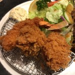 うちだ - スペシャルランチ ¥1,900-(税抜)
      《右からヒレカツ・牡蠣フライ・海老フライのアップ》