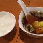 東珍味 - あんかけ炒飯定食(980円税別)のセットの雲呑スープと杏仁豆腐