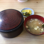 一江庵 - 2018年12月。カツ丼は蓋つきで登場。