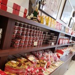 ラ・パティスリー・ベルジュ - 焼き菓子もズラリ