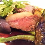 メゾン・ド・スリジェ - 蝦夷　ヒグマのロースト　ミックスベリーとエピスのソース(＋1,000)