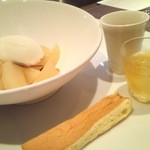 メゾン・ド・スリジェ - 洋ナシのコンポートと牛乳のジェラートのアフォガート(＋500)