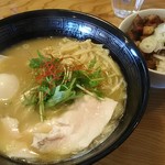 小川商店 - 味玉付き鶏白湯そばとチャーシュー飯