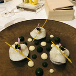 ラ・ベ - 真っ白なレフォールクリームとアニスのグリーンが鮮やか！