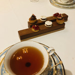 ラ・ベ - 可愛らしいプティ・フール♡ウエッジウッドのティーカップも素敵♡