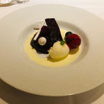 レストラン アラジン - ル・レクチェとジャンドゥージャのクリスマスケーキ