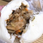 高雄包手 - ②酸菜扣肉包　高菜角煮まんじゅう３０元(≒約１０８円)