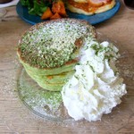 カフェ 坂の下 - 抹茶パンケーキ。黒蜜をかけていただきます〜