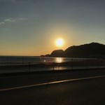 カフェ 坂の下 - 友人にデブ活の後は歩け！と喝を入れられ、沈む夕日を眺めながら鎌倉駅まで歩きました。