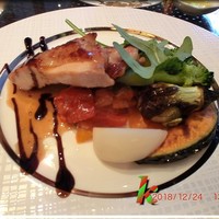 アルタビスタガーデン  - メイン・・肉・朝採れもも肉のコンフィ　マスタードソース　彩り野菜のカポナータ添え