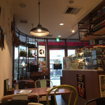 ZUZU - こんな店内（この後、テラス席も含めて満席に）