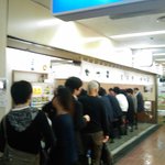 かつ丼吉兵衛 三宮本店 - ただいま13:30　まだまだ行列が途切れない時間