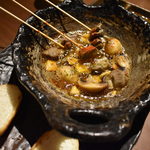 焼鳥酒膳 鸞 - 写真09  砂肝とマッシュルームの陶板オイル焼き