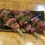 旬ものと日本酒 とみ笑 - 鶏白レバー超レア焼